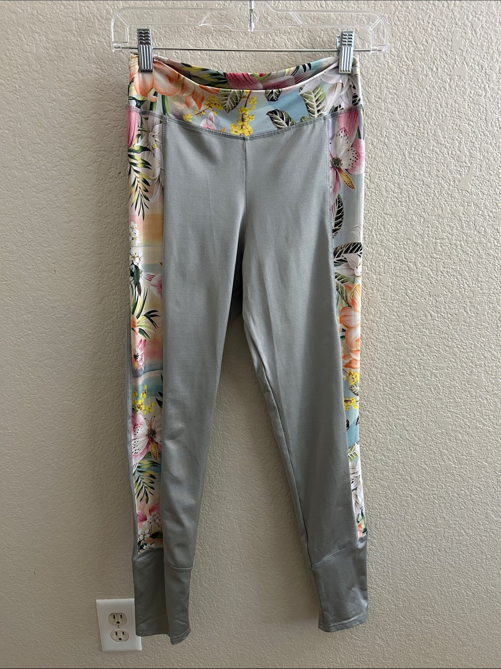 Farm RIO Floral Side-Panel Gray Leggings